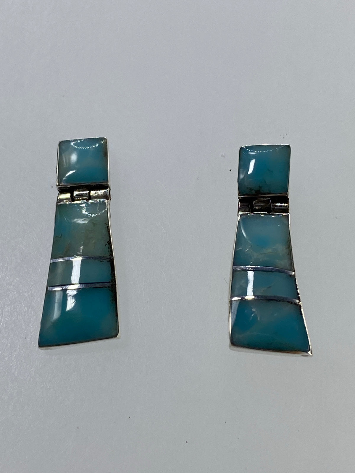 Par de aretes trapecio en plata 950 con turquesa azul engastada, vista frontal