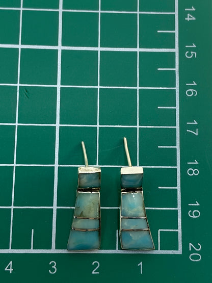 Reverso de los aretes mostrando el poste de plata 950 y el Quinto