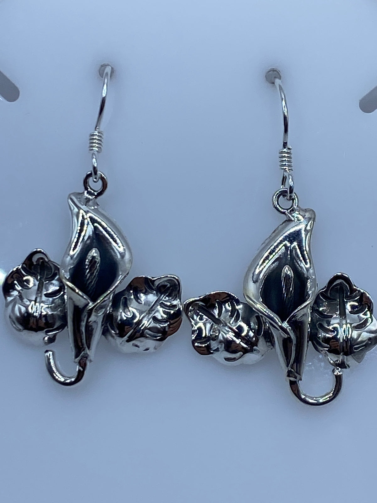 Par de aretes de plata repujados con flores en relieve, diseño floral de Taxco