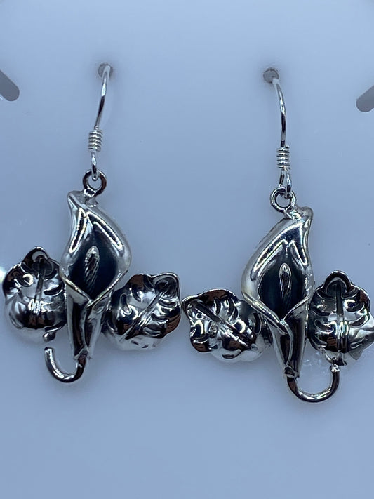 Par de aretes de plata repujados con flores en relieve, diseño floral de Taxco