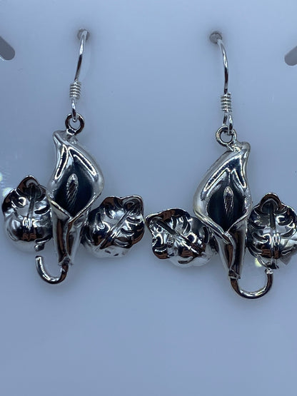 Detalle del repujado en los pétalos, técnica de Taxco, plata 925