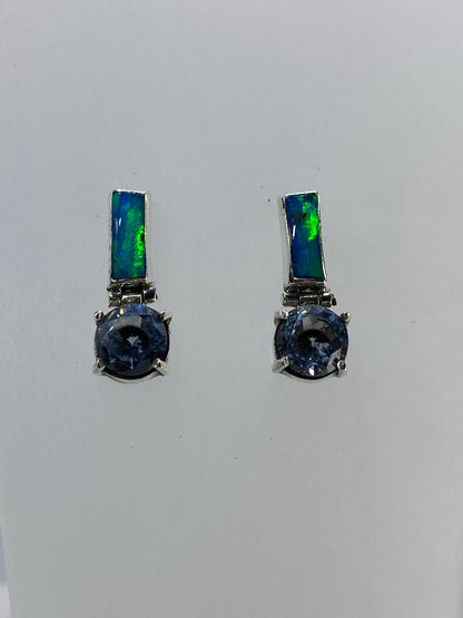 Vista frontal de aretes de plata 950 con piedras de ópalo y circonia brillando