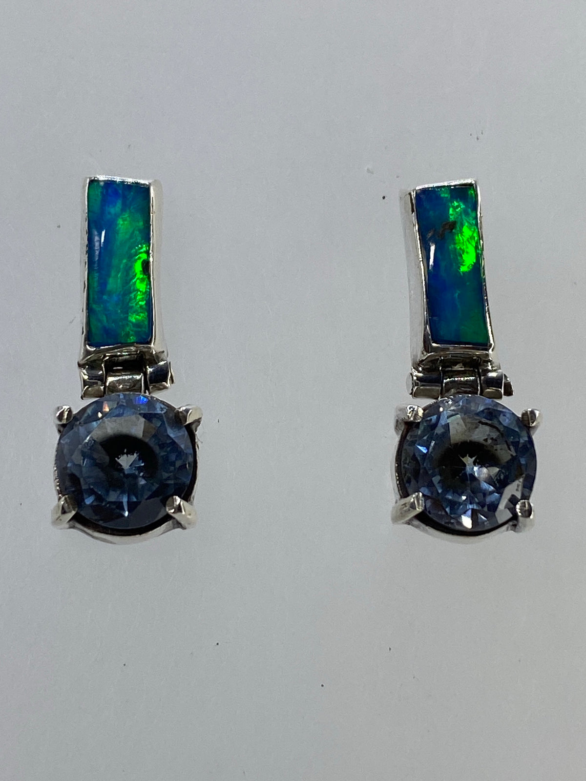Detalle del engaste manual y la base de plata de los aretes