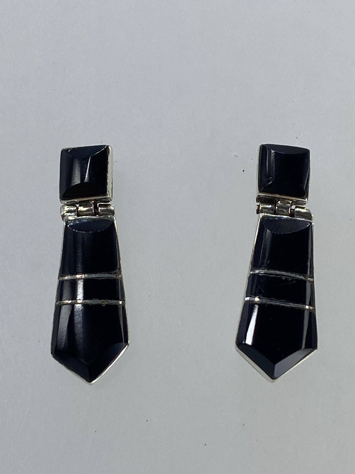 Par de aretes de plata con ónix negro pulido, postes geométricos modernos