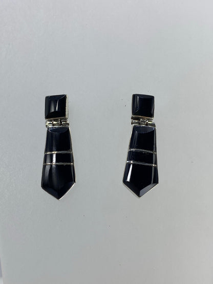 Aretes de ónix negro en plata 950 vista frontal, engaste manual visible