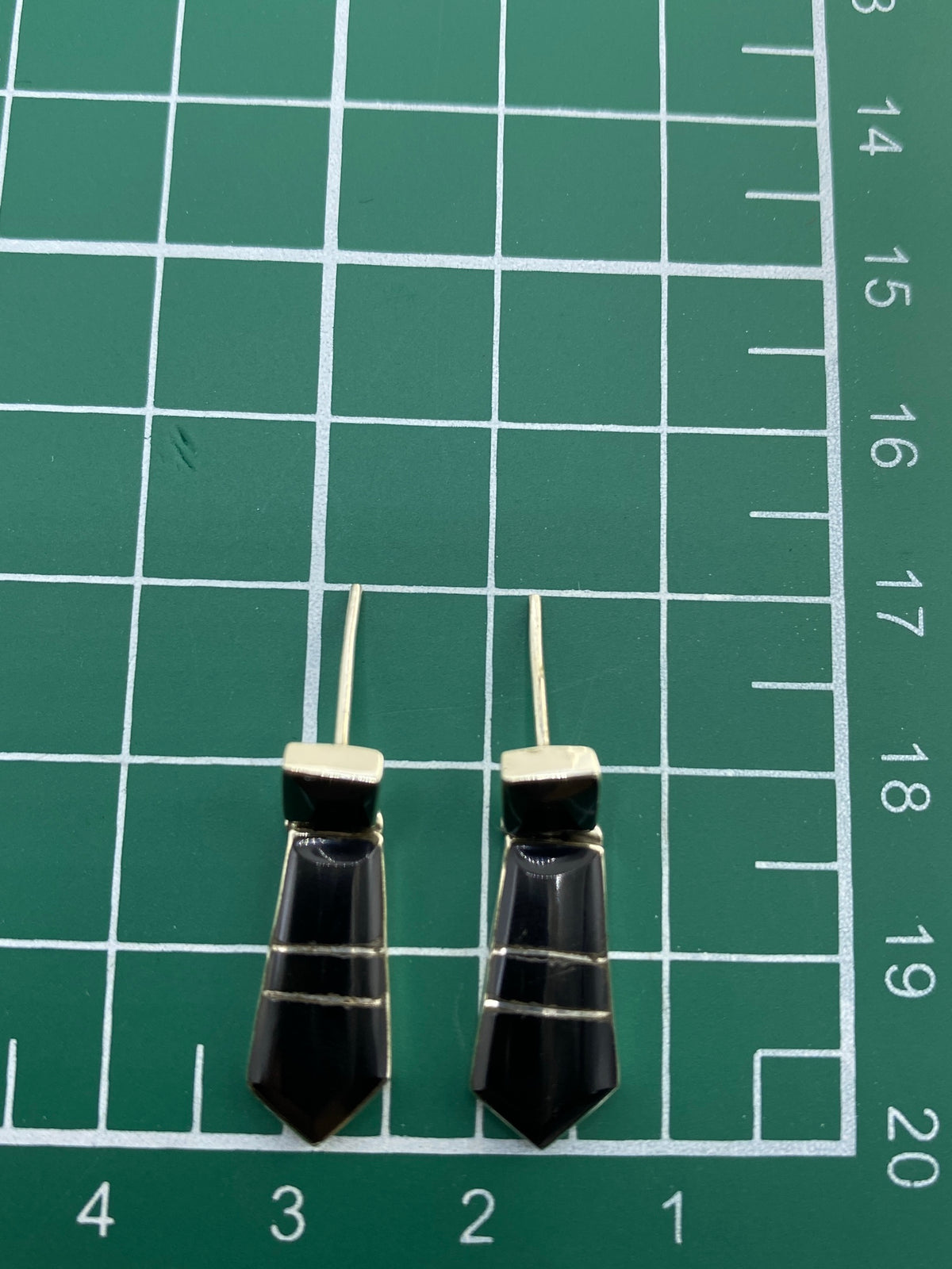 Aretes sobre fondo azul mostrando la profundidad del ónix negro
