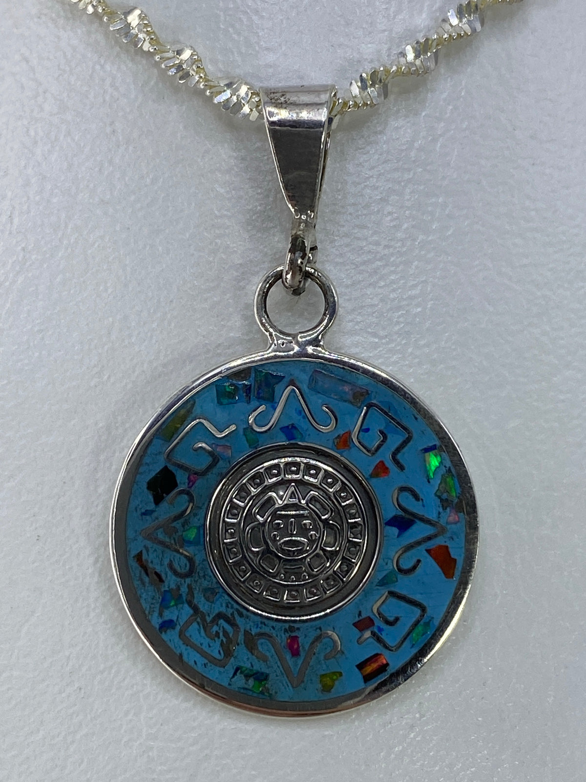 Dije Calendario Azteca de plata 925 con ópalo de fuego multicolor en cadena de plata