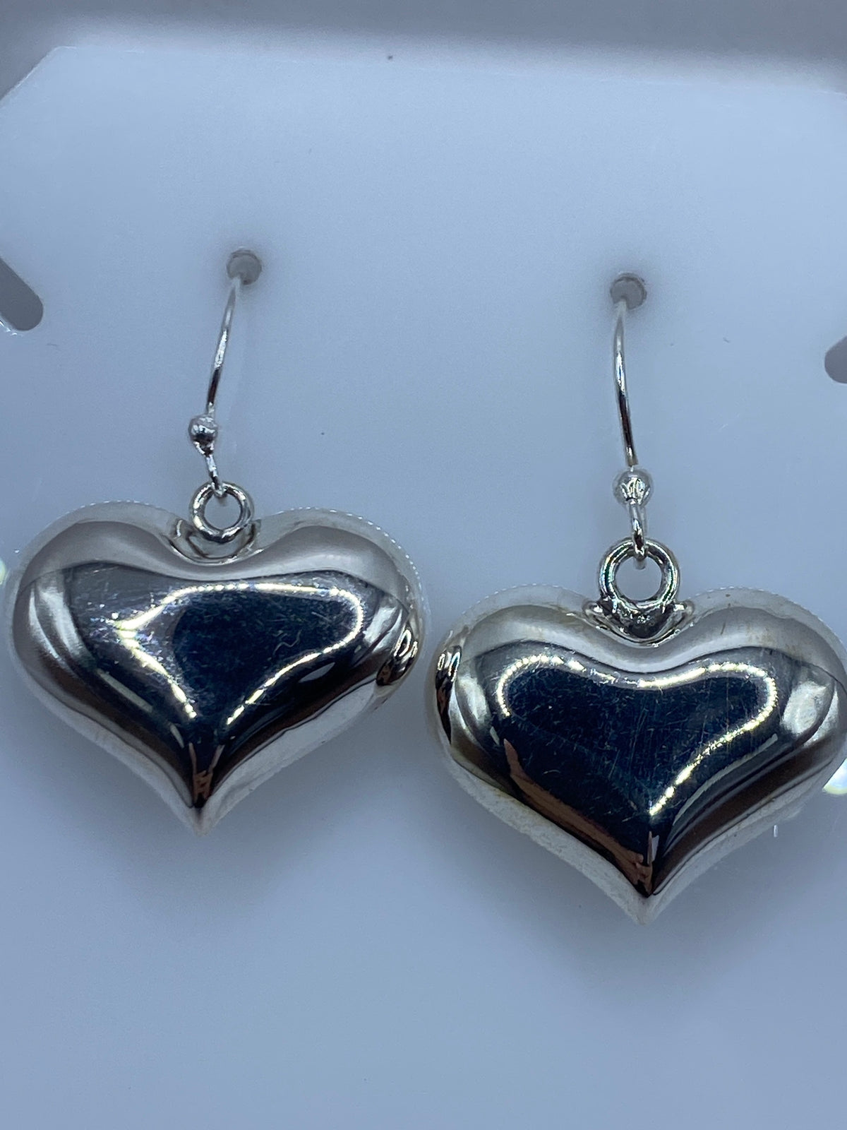 Detalle de los gancho de plata y la forma del corazón cartoneado