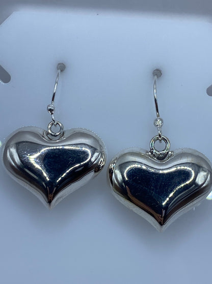 Detalle de los gancho de plata y la forma del corazón cartoneado