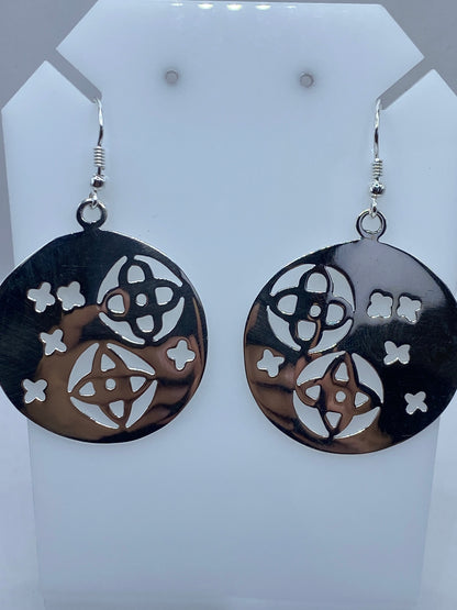 Par de aretes de plata calado con motivo geométrico nudo de bruja
