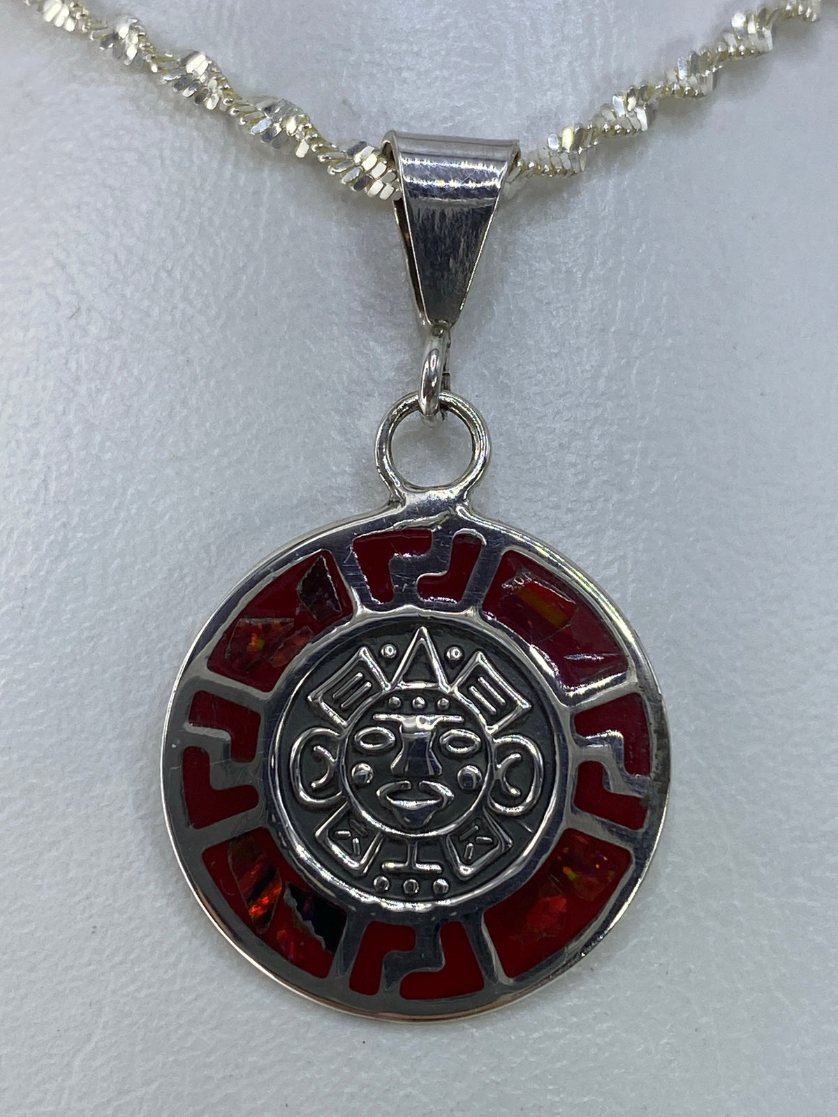 Dije Calendario Azteca en plata 925 con ópalo de fuego rojo, colgante con eslabón