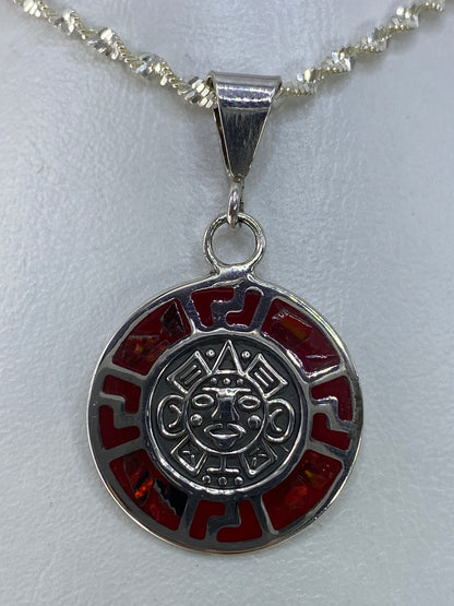 Dije Calendario Azteca en plata 925 con ópalo de fuego rojo, colgante con eslabón