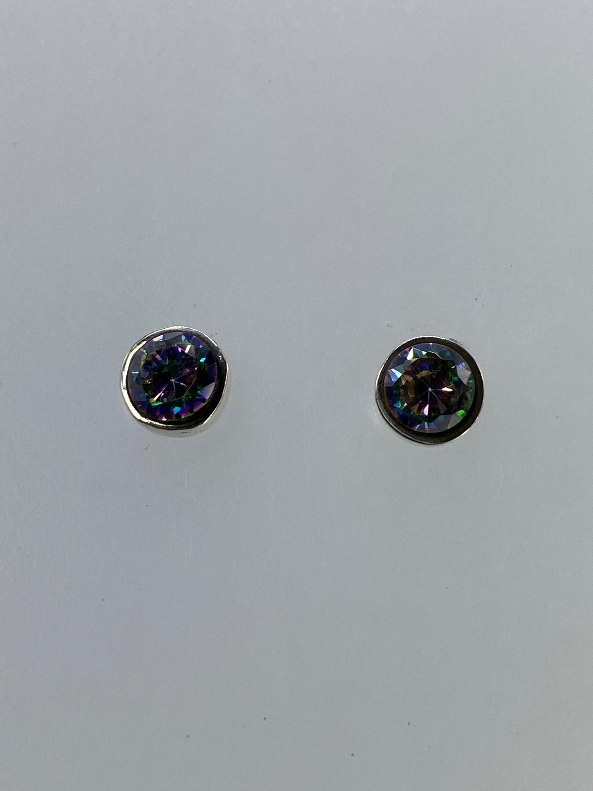 Aretes vistos de frente mostrando el brillo de las circonias multicolor engastadas