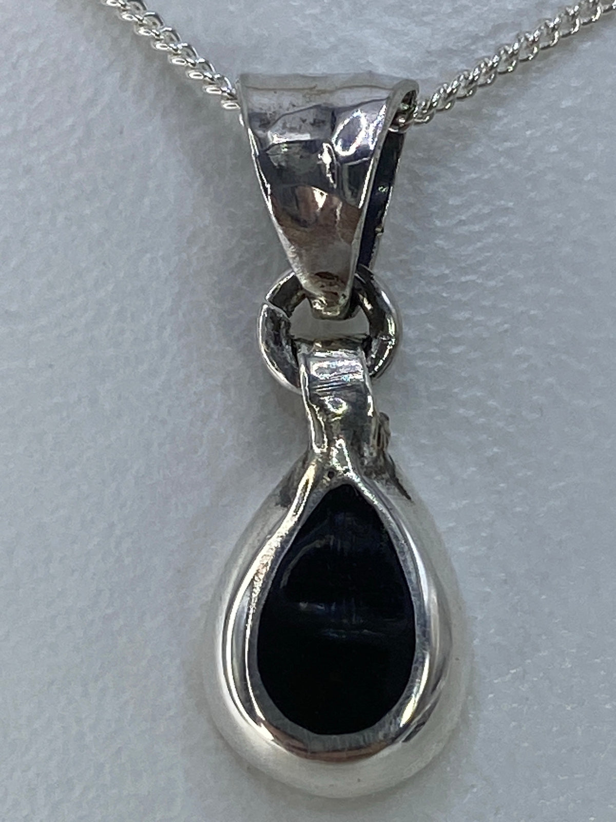 Detalle del engaste a mano de la piedra negra en plata 925