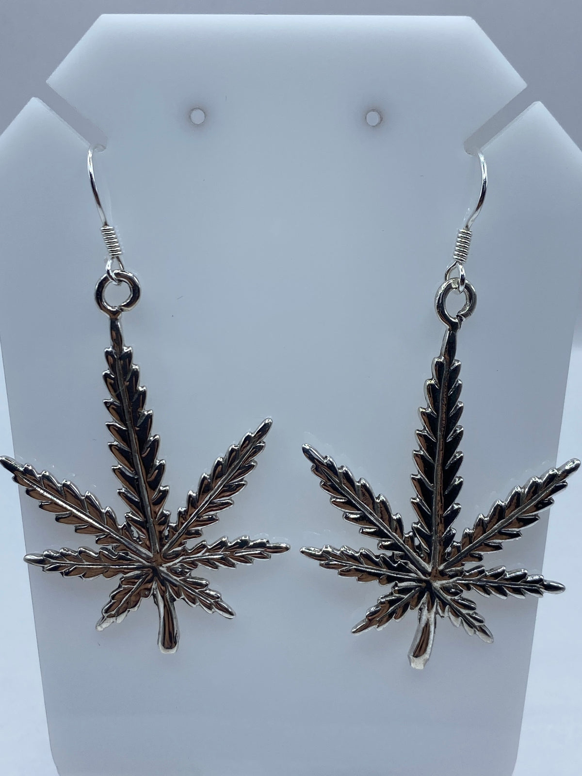 Aretes colgando en ganchos de plata mostrando el tamaño completo de 6.6 cm