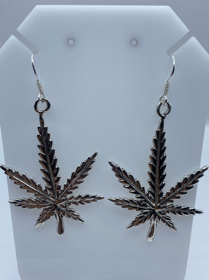 Aretes colgando en ganchos de plata mostrando el tamaño completo de 6.6 cm