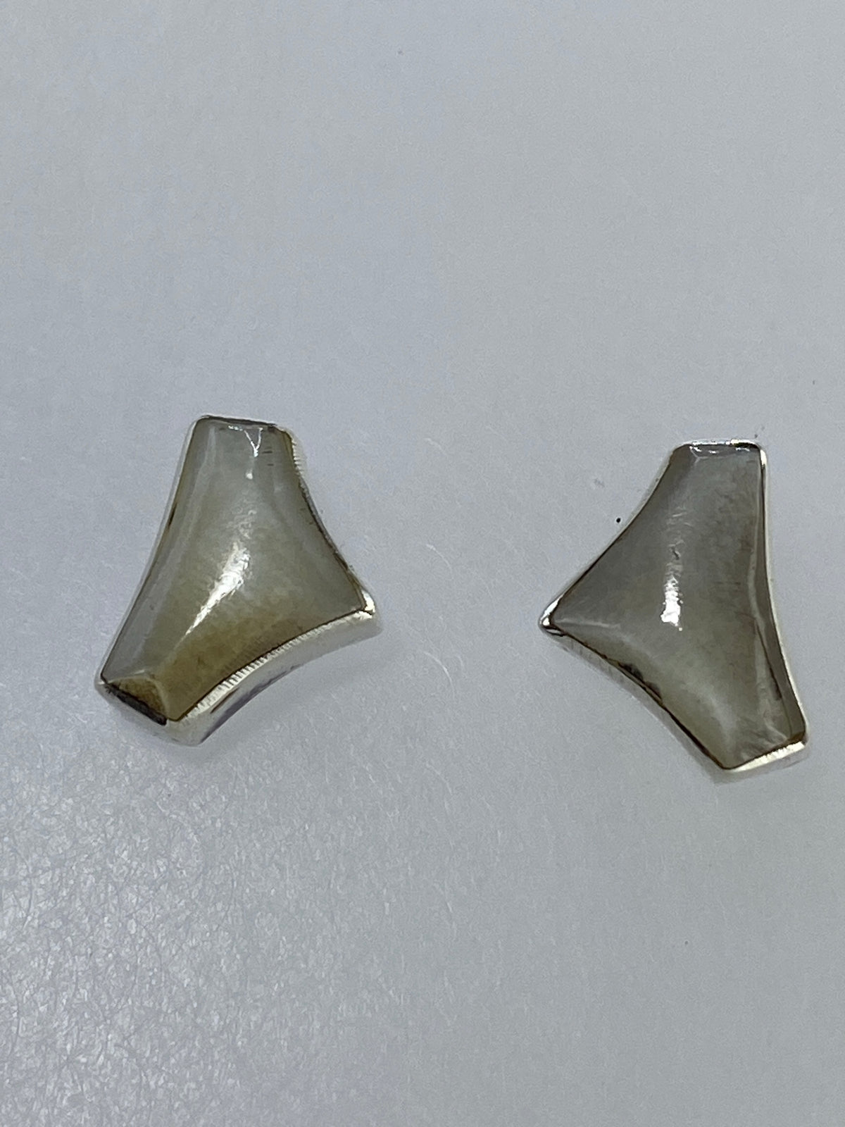 Par de aretes de plata con cuarzo blanco engastado, diseño geométrico minimalista