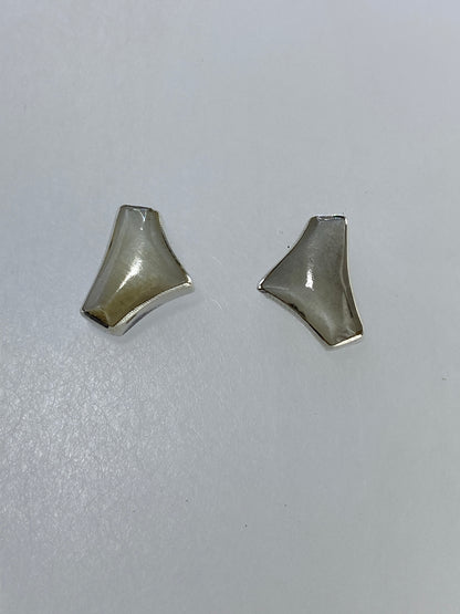 Detalle del engaste a mano del cuarzo blanco en plata 925