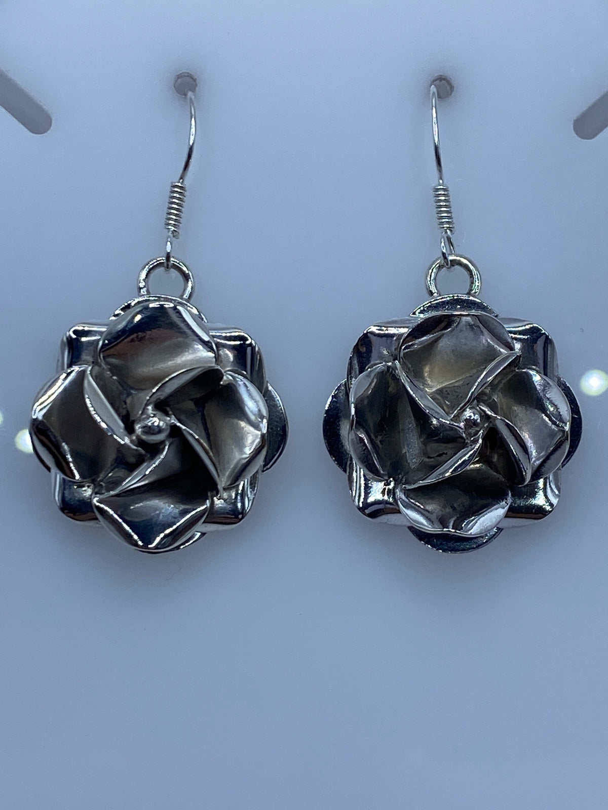 Par de aretes de plata 925 en forma de rosa tridimensional, brillante y voluminosa