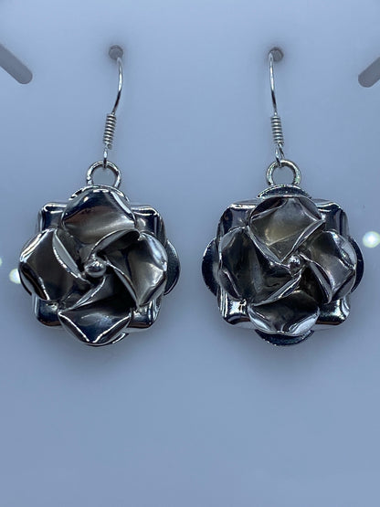 Par de aretes de plata 925 en forma de rosa tridimensional, brillante y voluminosa