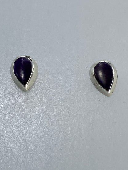 Par de aretes de plata 925 con piedra morada redonda, forma de gota