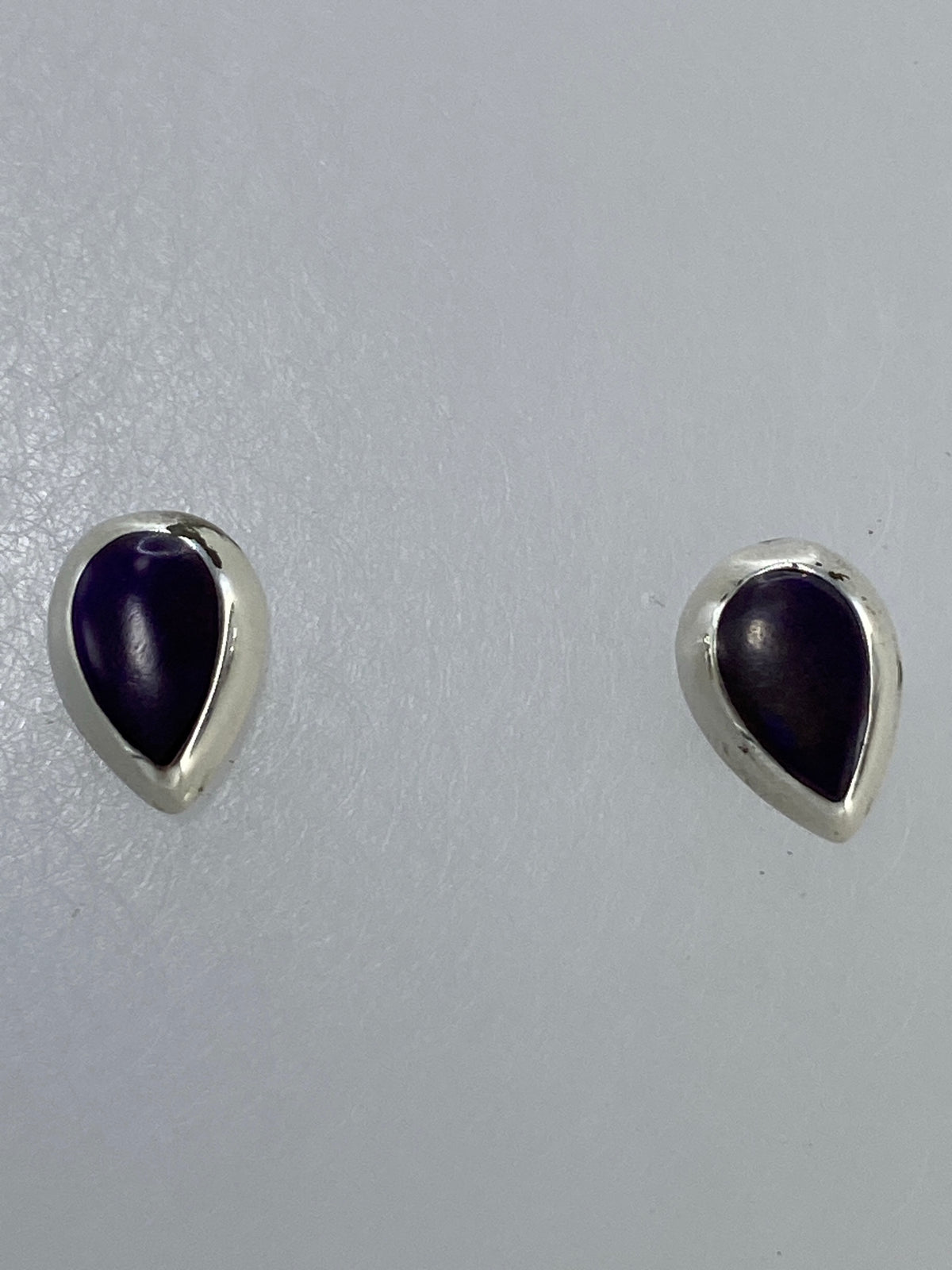 Aretes sobre fondo blanco con el Quinto 925 visible