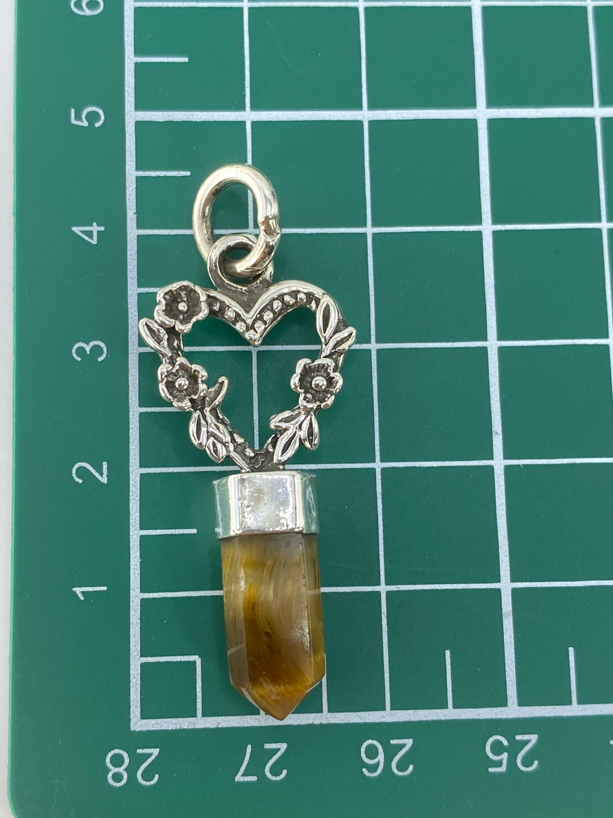 Medida del dije: 4.5 cm de largo, tamaño compacto
