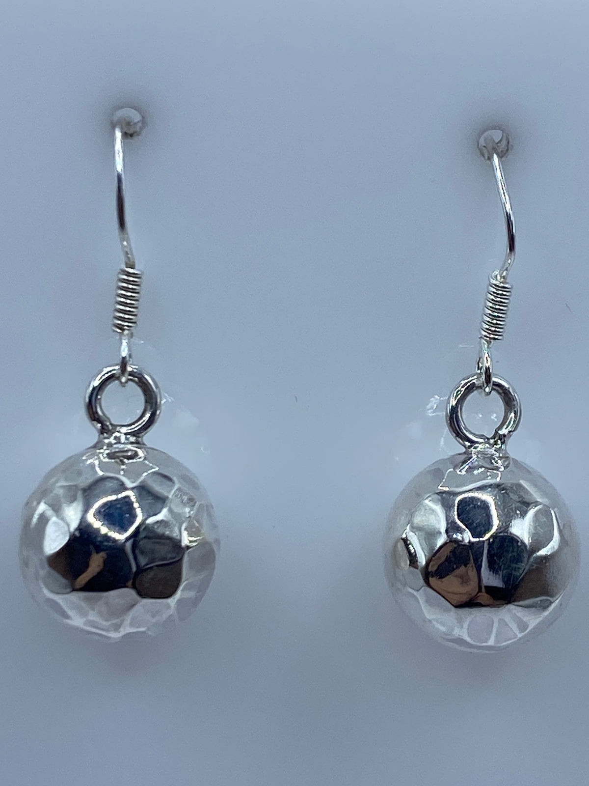 Par de aretes de plata 925 con esferas facetadas, colgando de ganchos de plata