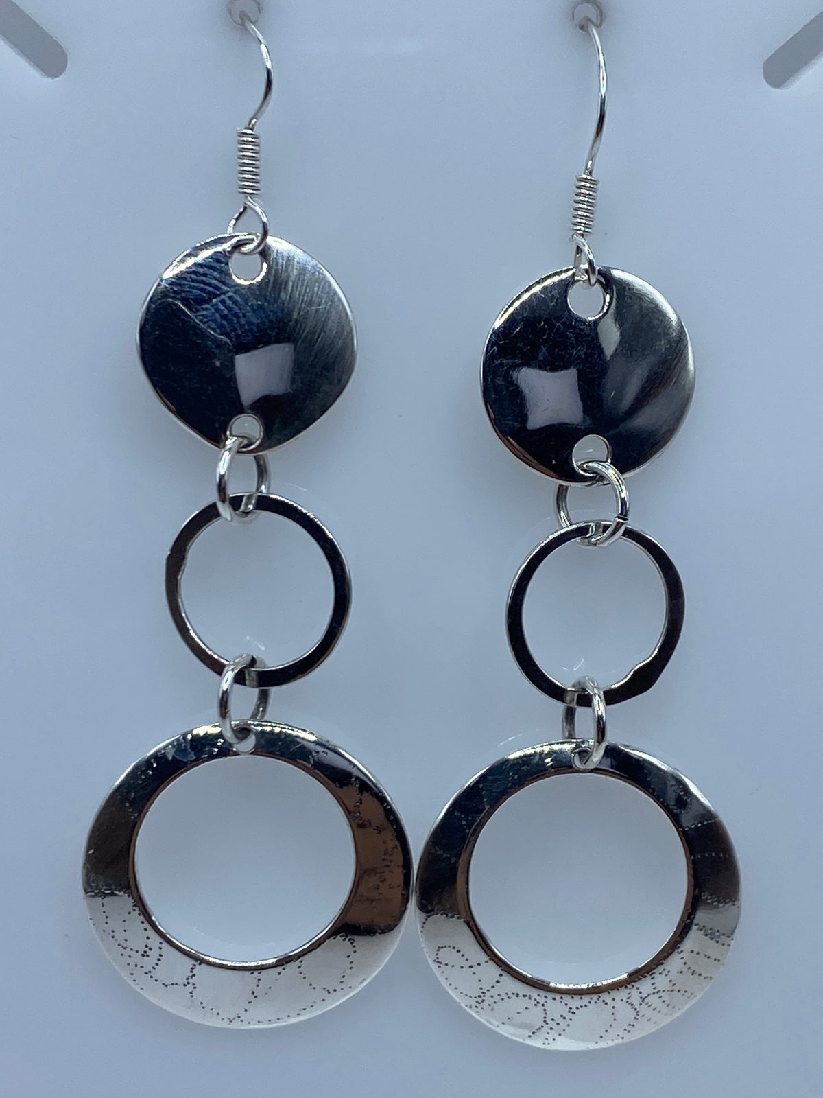 Par de aretes de plata 925 en eslabones colgantes, largos 6.5 cm, con acabado texturizado