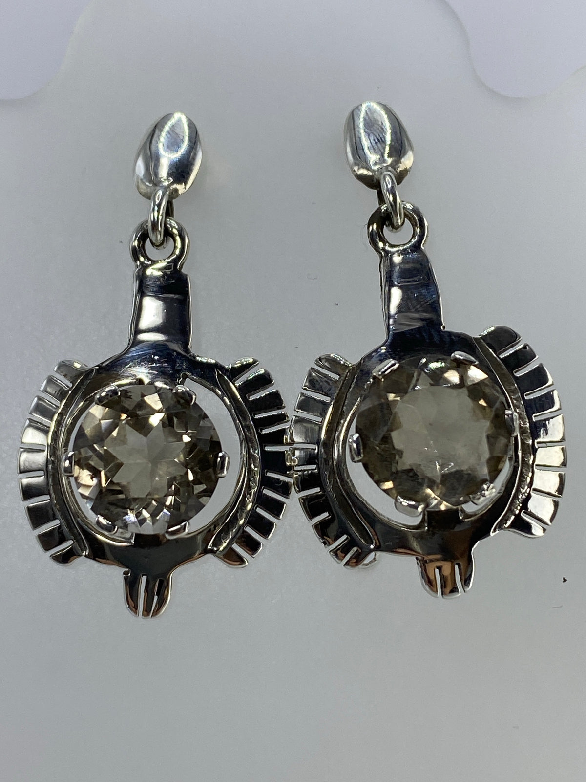 Par de aretes de plata 950 con circonia cristalina en diseño geométrico radial