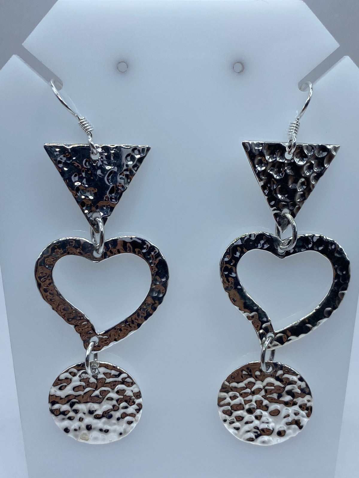 Par de aretes de plata en repujado geométrico con triángulo, corazón y círculo moteado