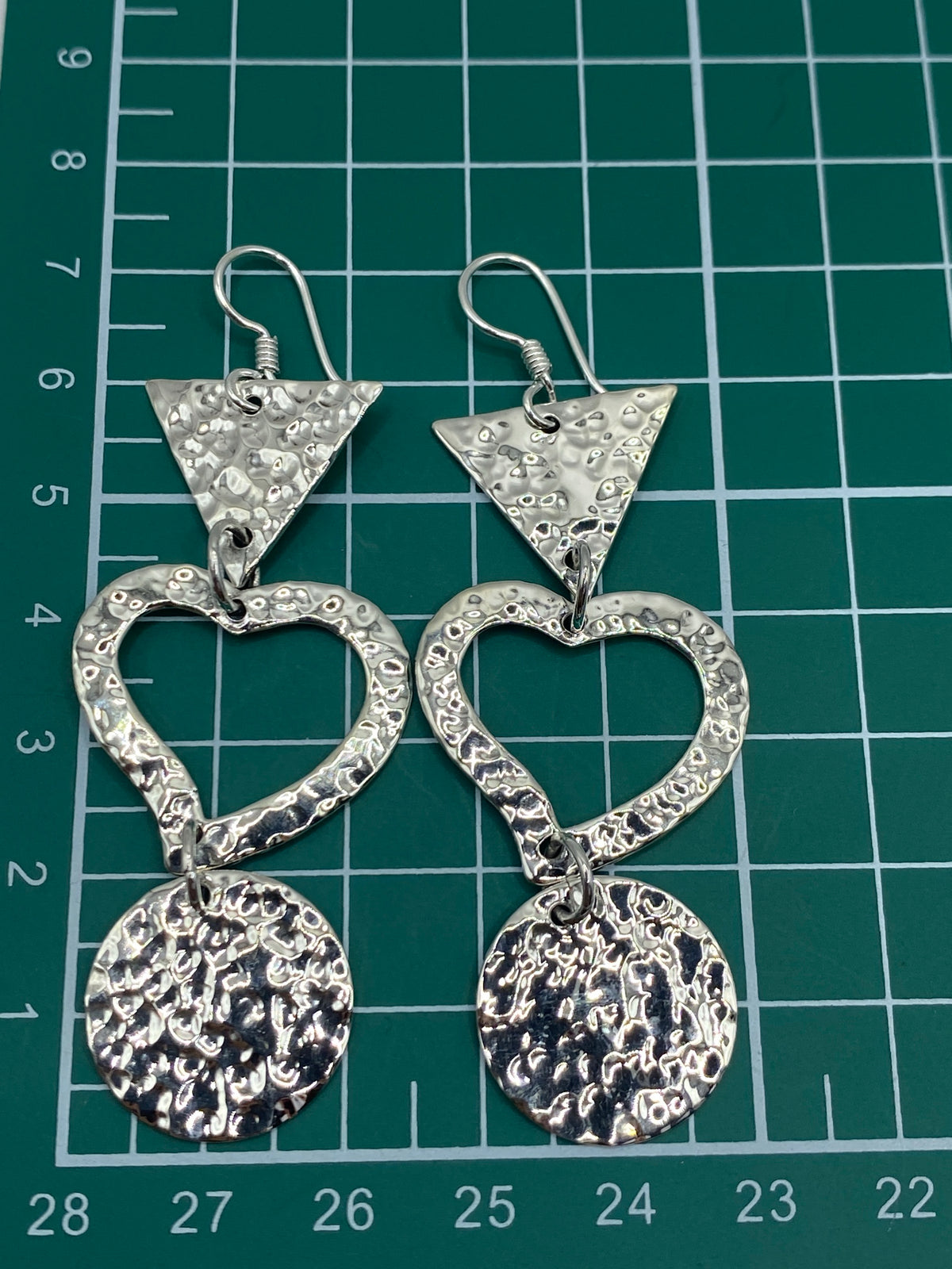 Aretes completos de 7.3 cm con gancho de plata en fondo blanco