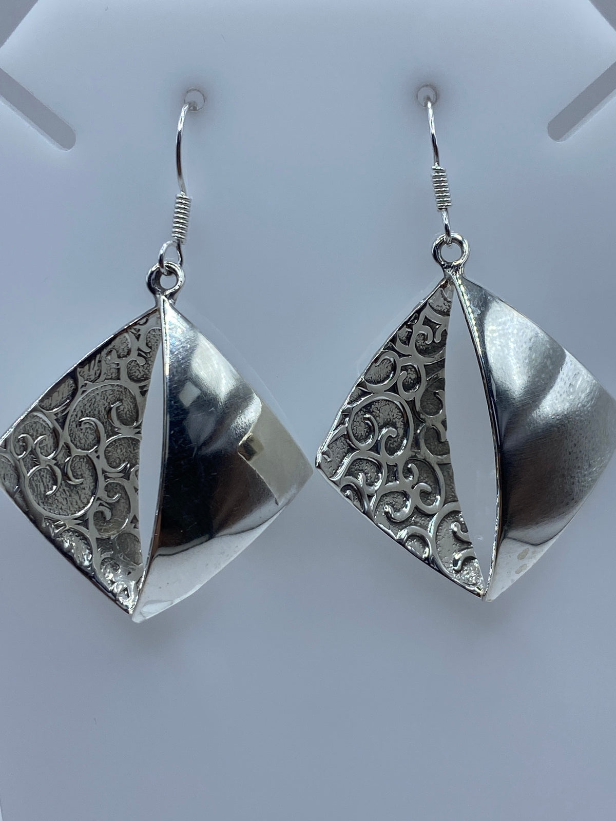 Par de aretes de plata 925 con diseño combinado calado y volumen 3D asimétrico