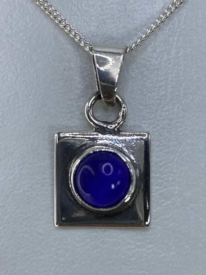 Dije de plata 925 con piedra azul engastada, forma cuadrada, 2 cm de largo