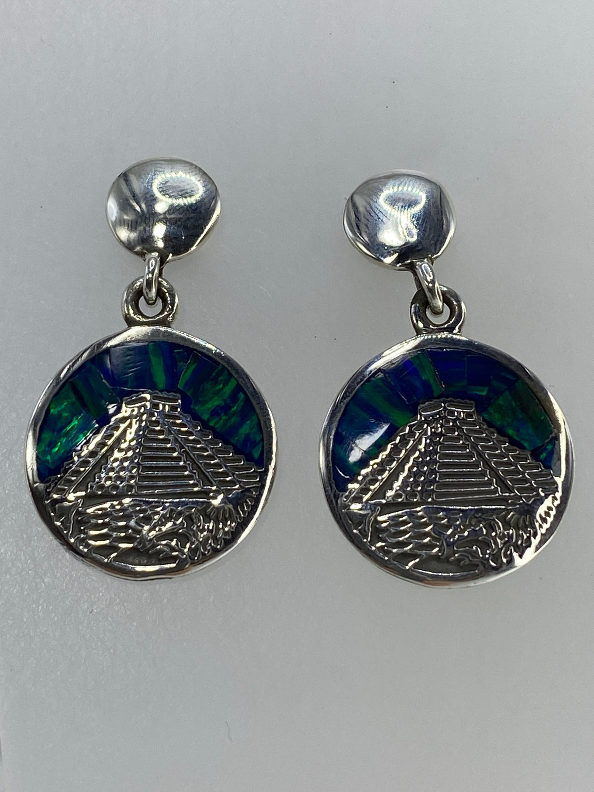 Par de aretes de plata con ópalo de fuego multicolor en forma de pirámide prehispánica