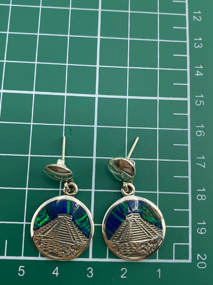 Aretes en la mano mostrando el Quinto de autenticidad en la parte trasera