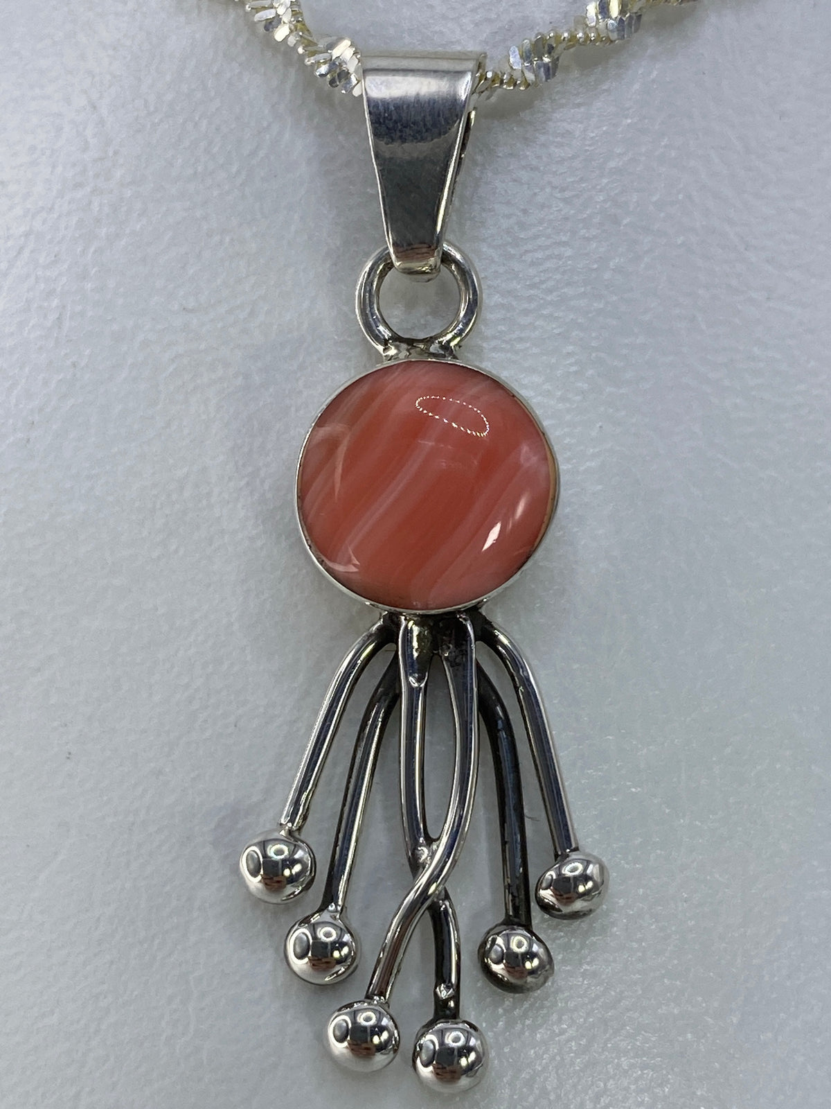 Dije de plata 925 con piedra rosa engastada, vista frontal