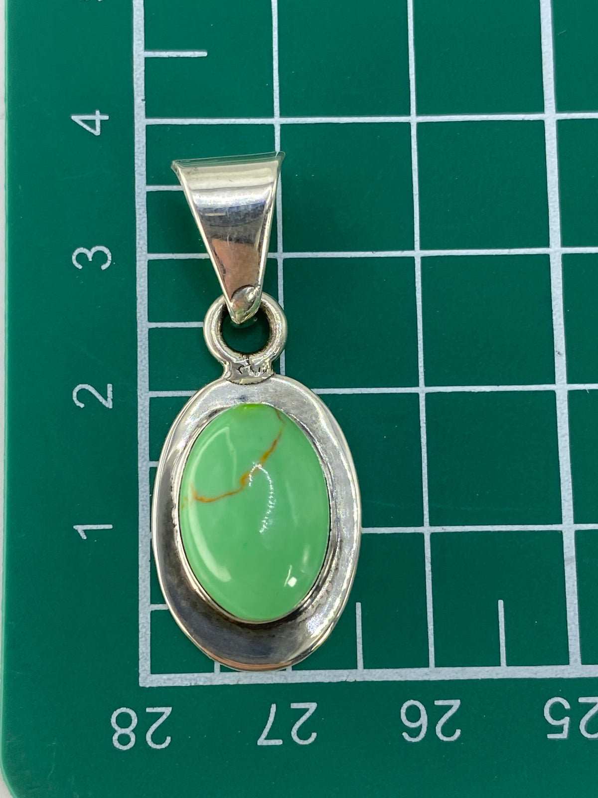 Reverso del dije con el Quinto 925 grabado en plata