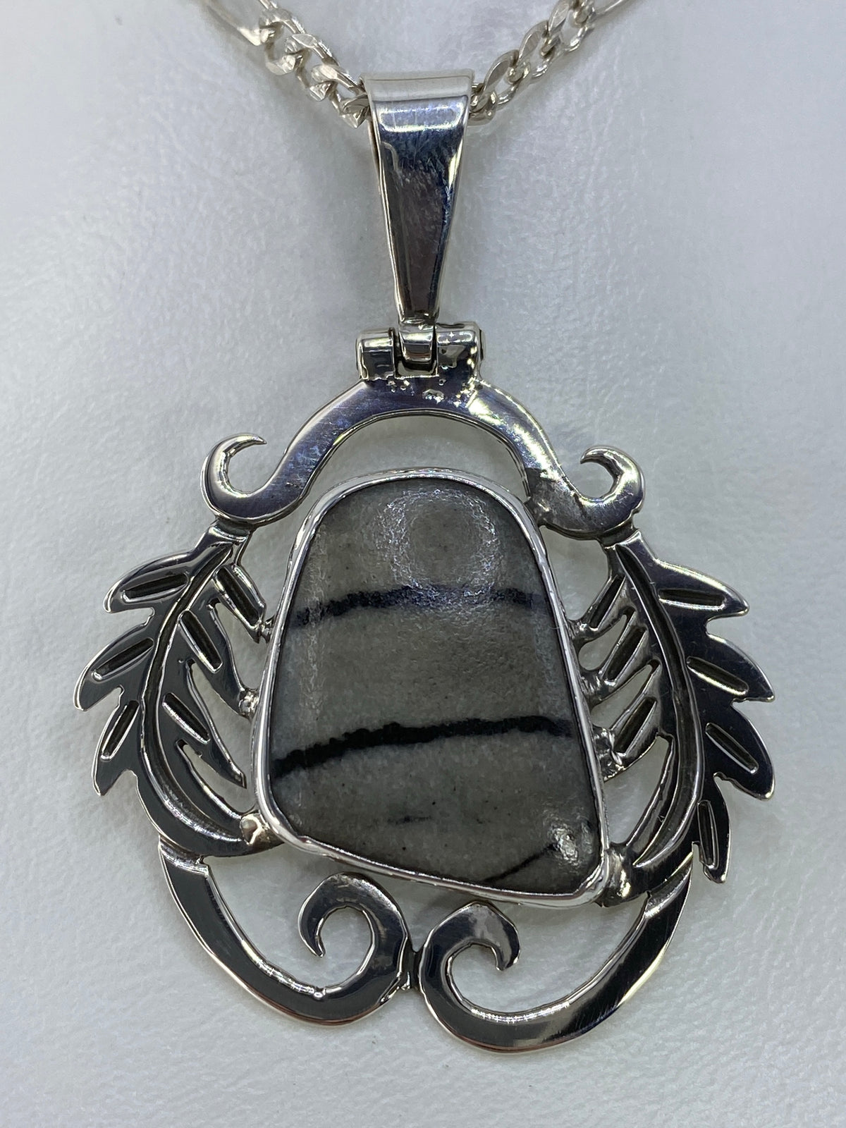 Dije de plata étnico con incrustación de piedra, diseño tradicional de Taxco