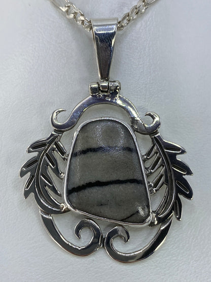 Dije de plata étnico con incrustación de piedra, diseño tradicional de Taxco