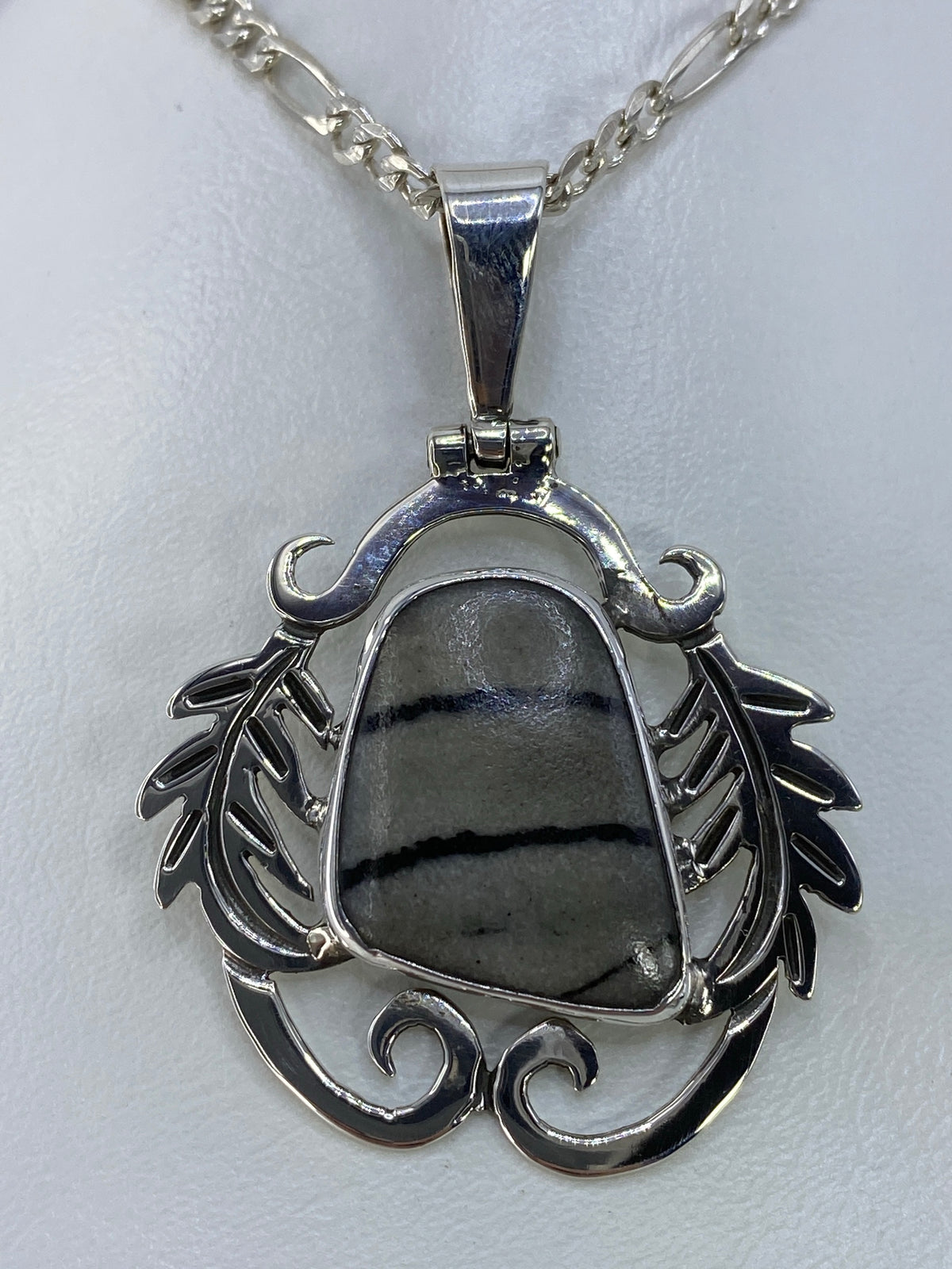 Detalle de la incrustación a mano y el engaste de la piedra en plata 925