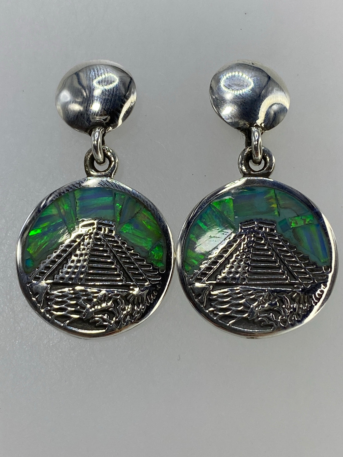 Par de aretes con pirámide azteca y ópalo de fuego multicolor en plata 950
