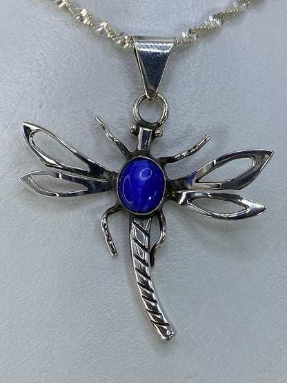 Dije libélula de plata 925 con piedra Ojo de Gato azul, alas caladas y engaste artesanal