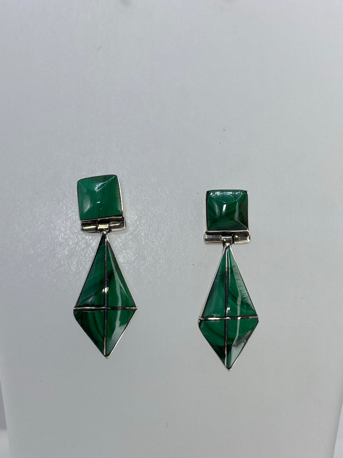 Detalle de la malaquita engastada en plata, mostrando vetas verdes naturales