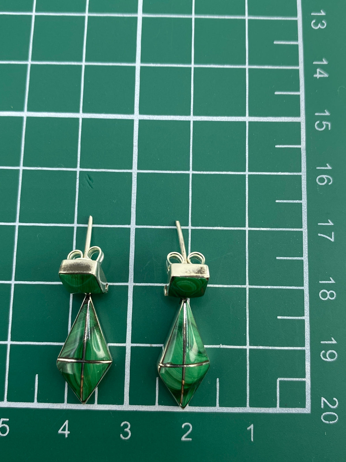 Reverso de los aretes con hallmark 950 y cierre de poste y mariposa en plata