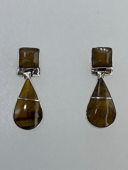 Par de aretes de plata con gota de Ojo de Gato café y efecto chatoyancia visible