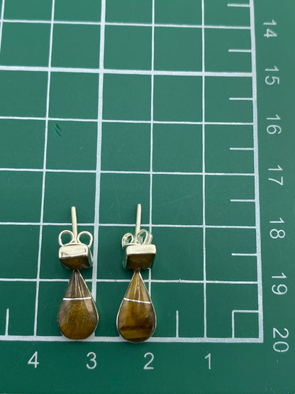 Los dos aretes juntos mostrando la uniformidad de la talla de piedra