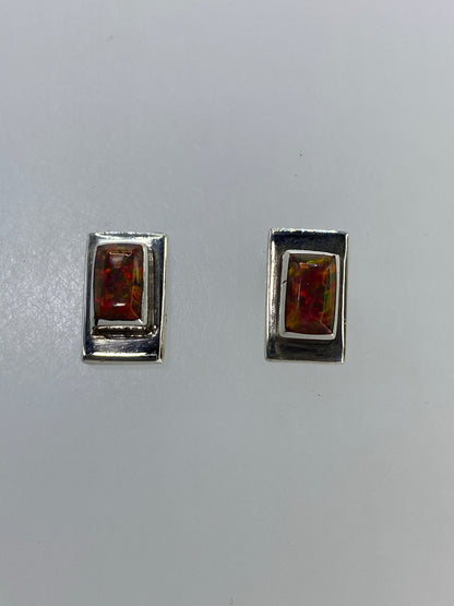 Aretes rectángulo de plata con tonos rojos y naranjas del ópalo de fuego