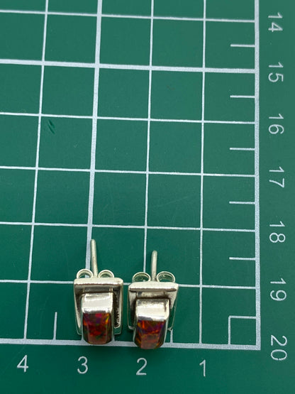 Aretes en escala con regla, demonstrando tamaño proporcional de la piedra
