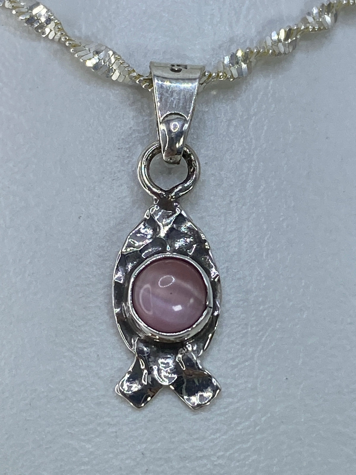 Dije de plata 925 con piedra Ojo de Gato rosa, vista frontal mostrando la chatoyancia